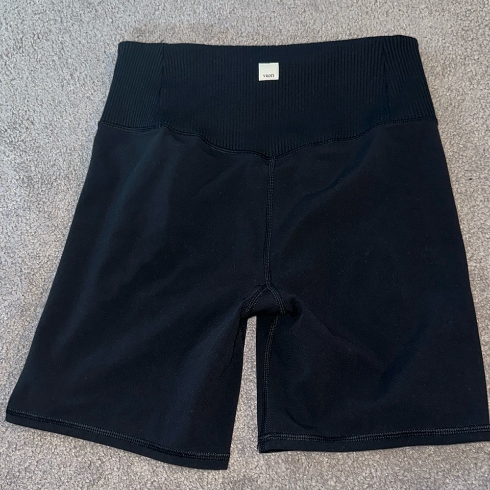 VUORI women’s size medium biker shorts